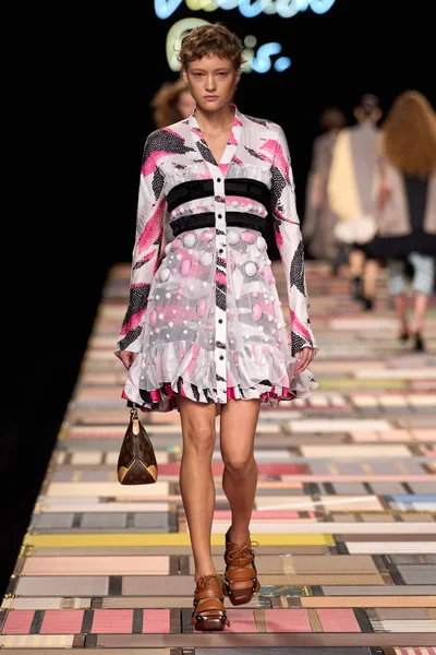 Look 16